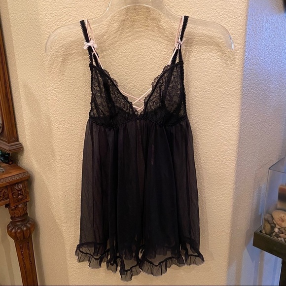 NWT~VICTORIA’S SECRET Black Lace Sheer Slip Size Small - Picture 1 of 10